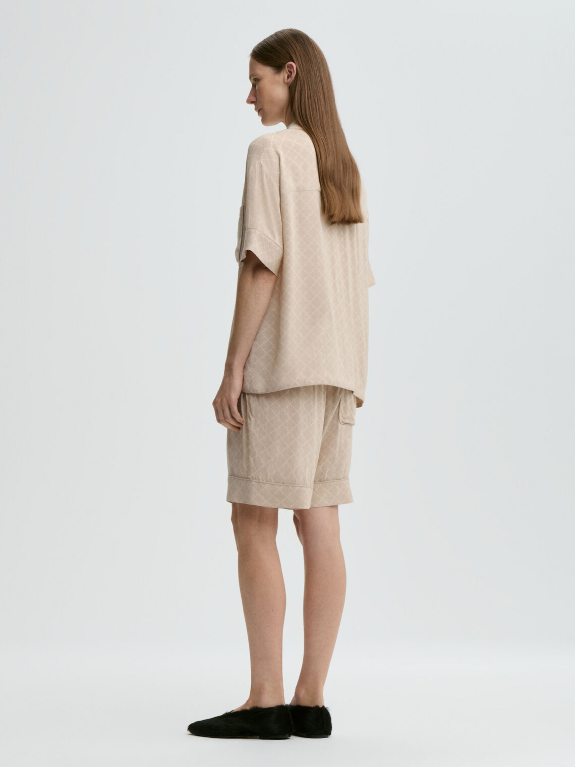 By Malene Birger LIANO shorts i beige viskose med Signatur Flower-print, los passform, elastisk linning med knyting og lommer i siden.