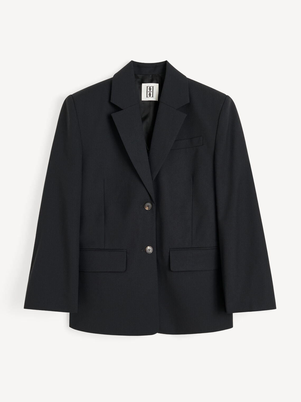 LIVA blazer fra By Malene Birger i sort. Laget i ull, polyester og viskose med enkeltspent lukking, lommer i front, innvendig lomme og foret konstruksjon. Noe lang og løs passform.