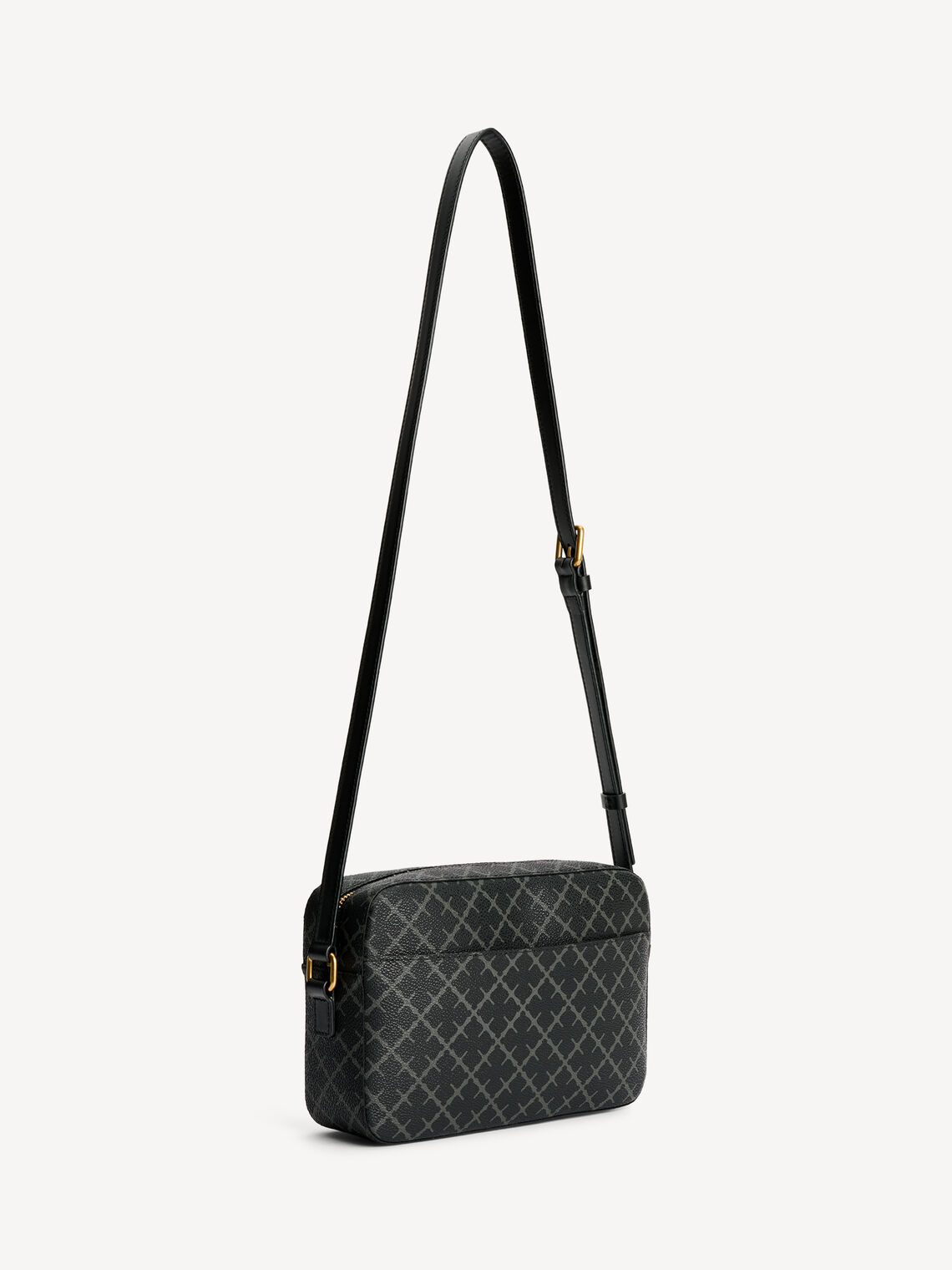 LOLLA crossover-veske fra By Malene Birger i grå med Signature Flower-trykk. Laget i 100% polyvinyl chloride med glidelås, justerbare stropper, stort innvendig rom og diskret lomme på utsiden. Gulldetaljer.