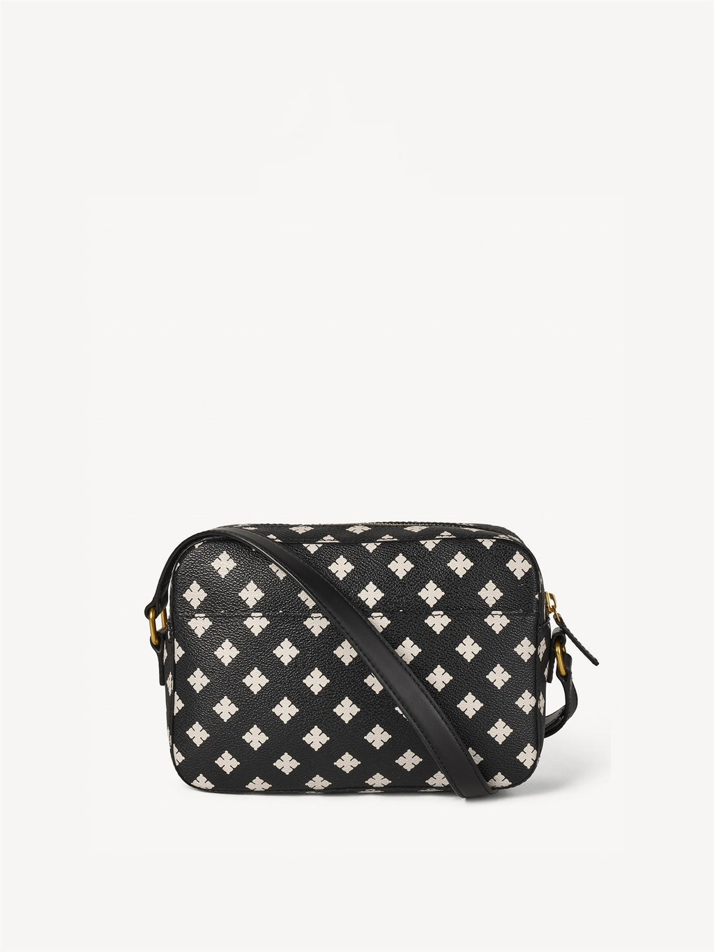 LOLLA crossover-veske fra By Malene Birger i sort med hvitt Signature Flower-trykk. Laget i 100% polyvinyl chloride med glidelås, justerbare stropper, stort innvendig rom og diskret lomme på utsiden. Gulldetaljer.