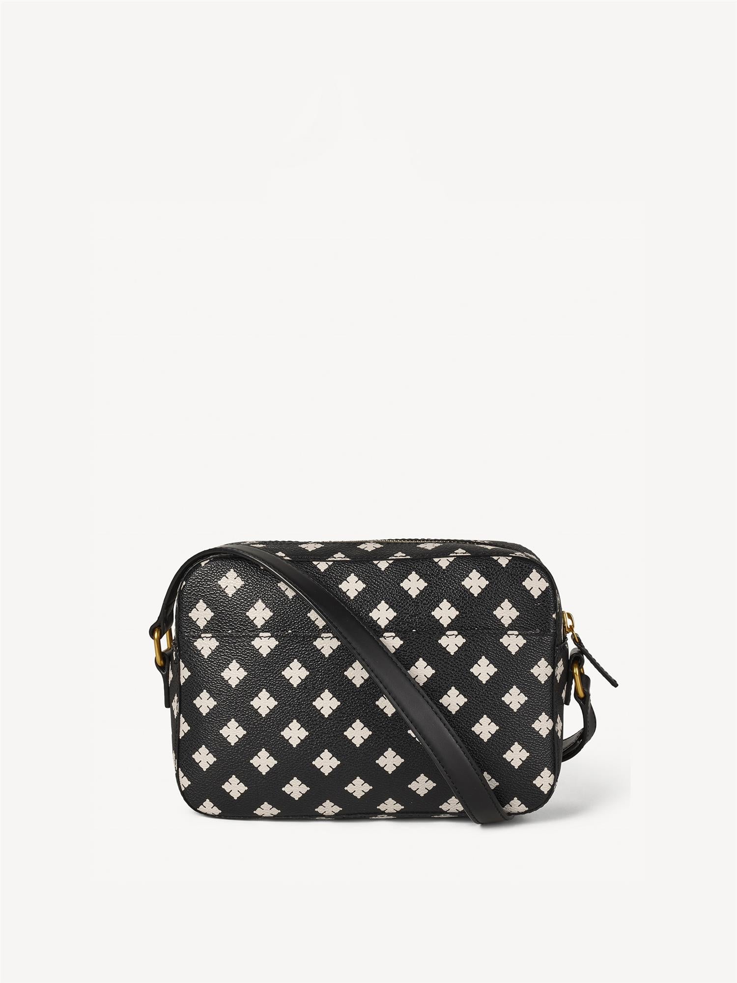 LOLLA crossover-veske fra By Malene Birger i sort med hvitt Signature Flower-trykk. Laget i 100% polyvinyl chloride med glidelås, justerbare stropper, stort innvendig rom og diskret lomme på utsiden. Gulldetaljer.