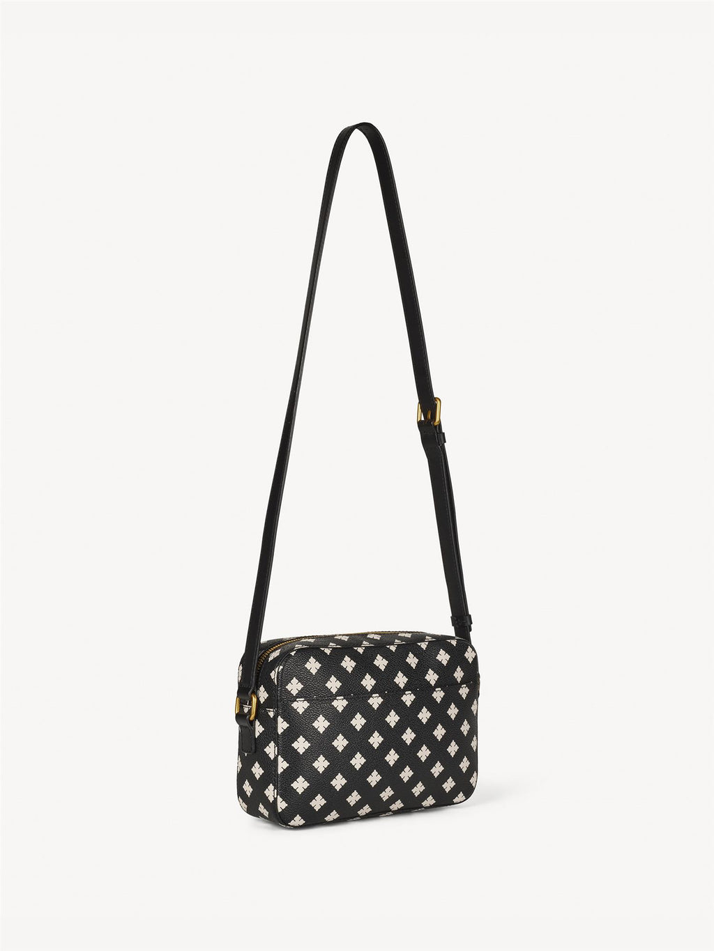 LOLLA crossover-veske fra By Malene Birger i sort med hvitt Signature Flower-trykk. Laget i 100% polyvinyl chloride med glidelås, justerbare stropper, stort innvendig rom og diskret lomme på utsiden. Gulldetaljer.