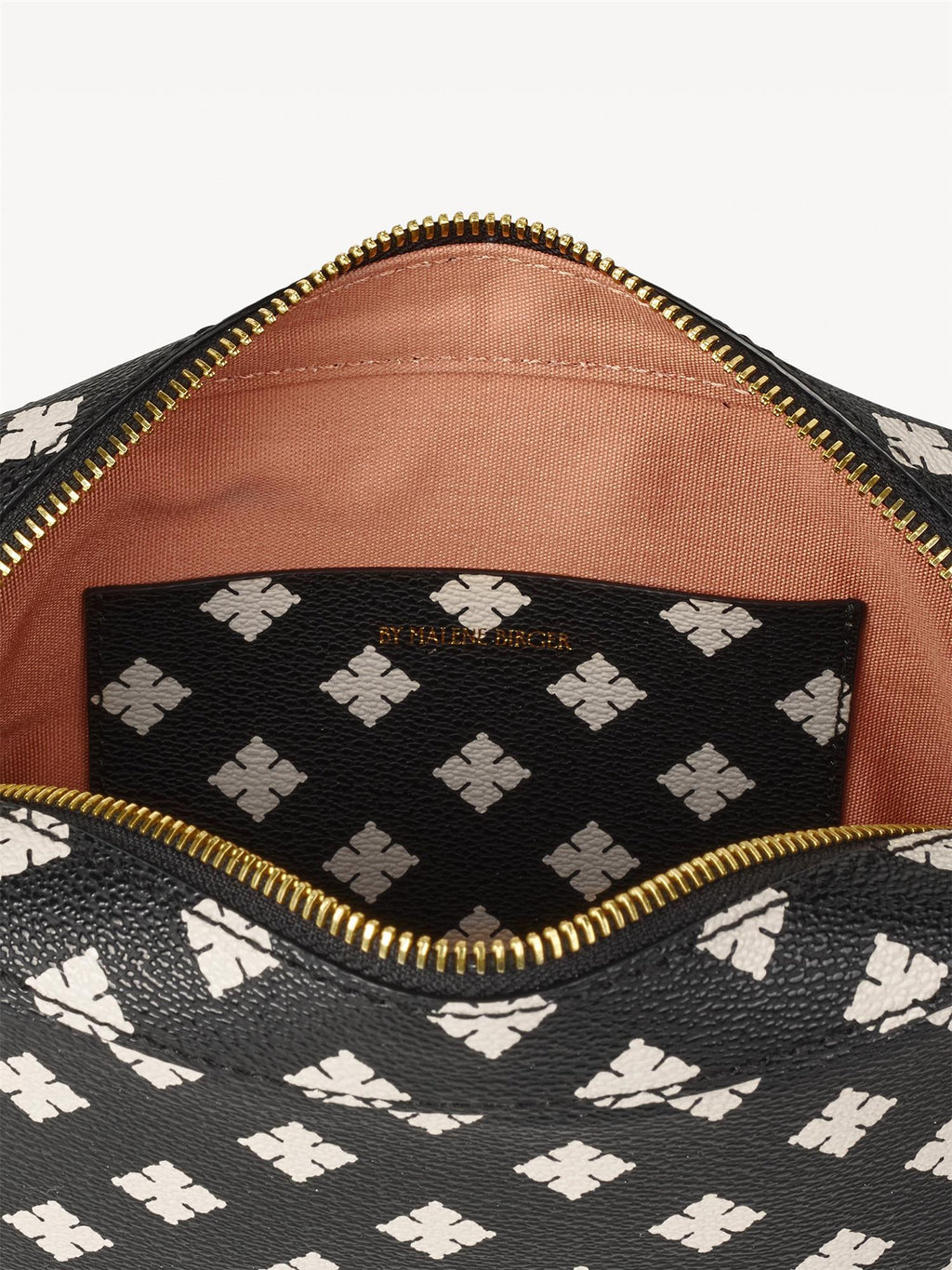 LOLLA crossover-veske fra By Malene Birger i sort med hvitt Signature Flower-trykk. Laget i 100% polyvinyl chloride med glidelås, justerbare stropper, stort innvendig rom og diskret lomme på utsiden. Gulldetaljer.