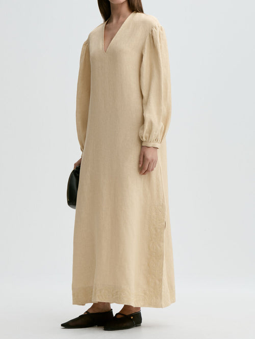 By Malene Birger Louise maxikjole i beige 100% lin med a-form, v-hals, ballongermer og swirl-broderi.