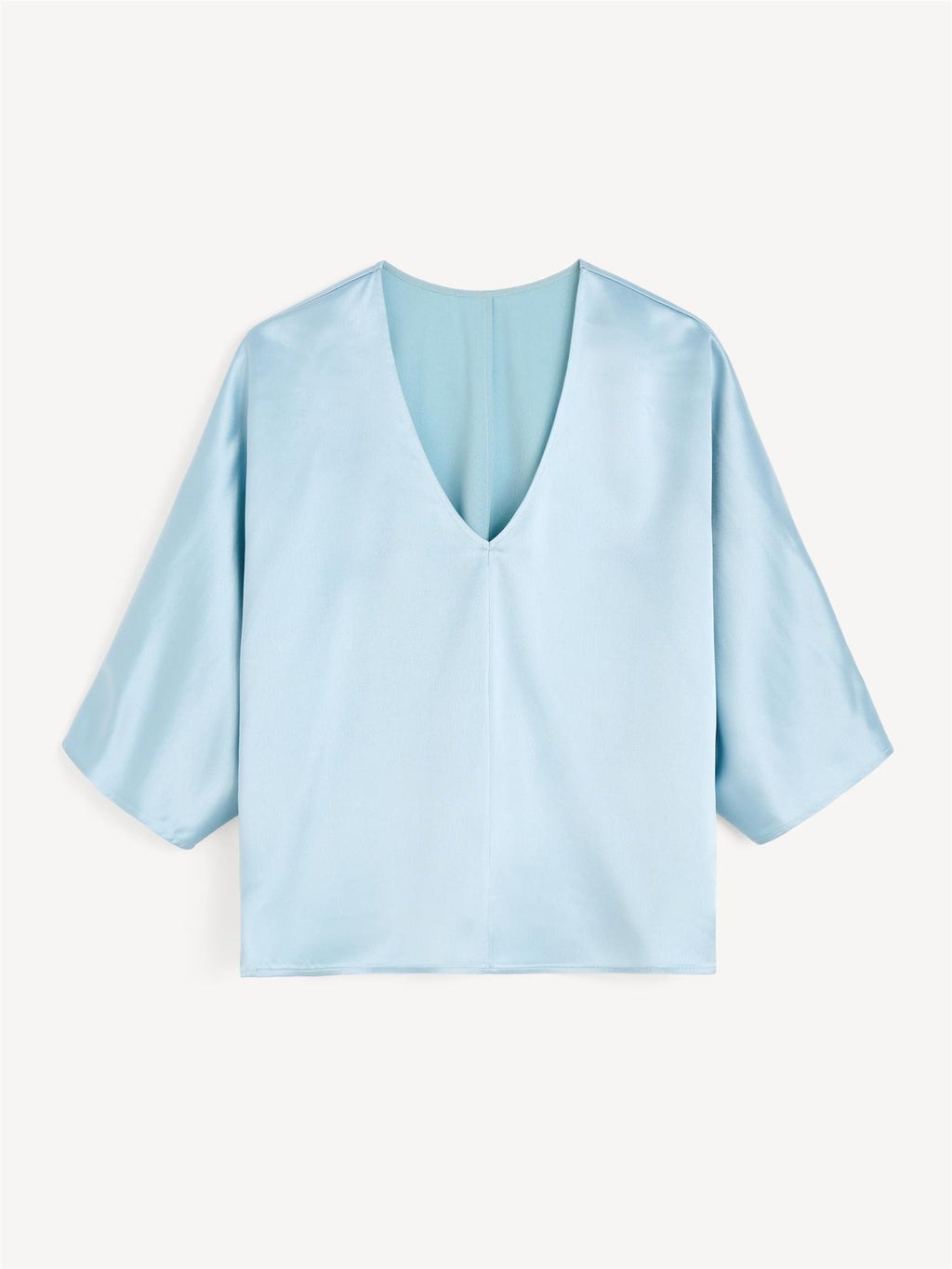 Lyseblå LUCIA satengbluse fra By Malene Birger i acetat og polyester med v-utringning og albuelange dolman-ermer.