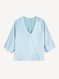 Lyseblå LUCIA satengbluse fra By Malene Birger i acetat og polyester med v-utringning og albuelange dolman-ermer.