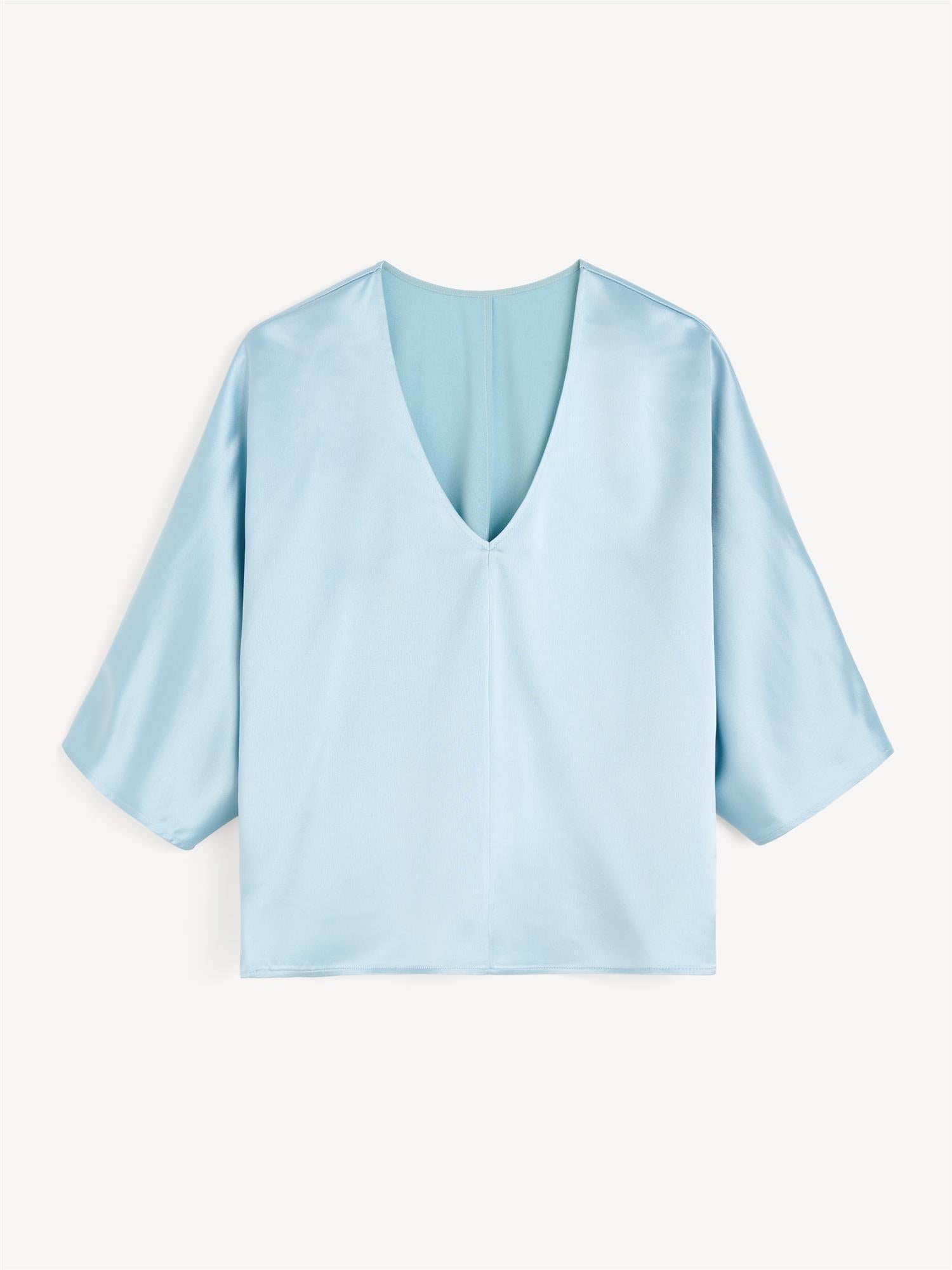 Lyseblå LUCIA satengbluse fra By Malene Birger i acetat og polyester med v-utringning og albuelange dolman-ermer.