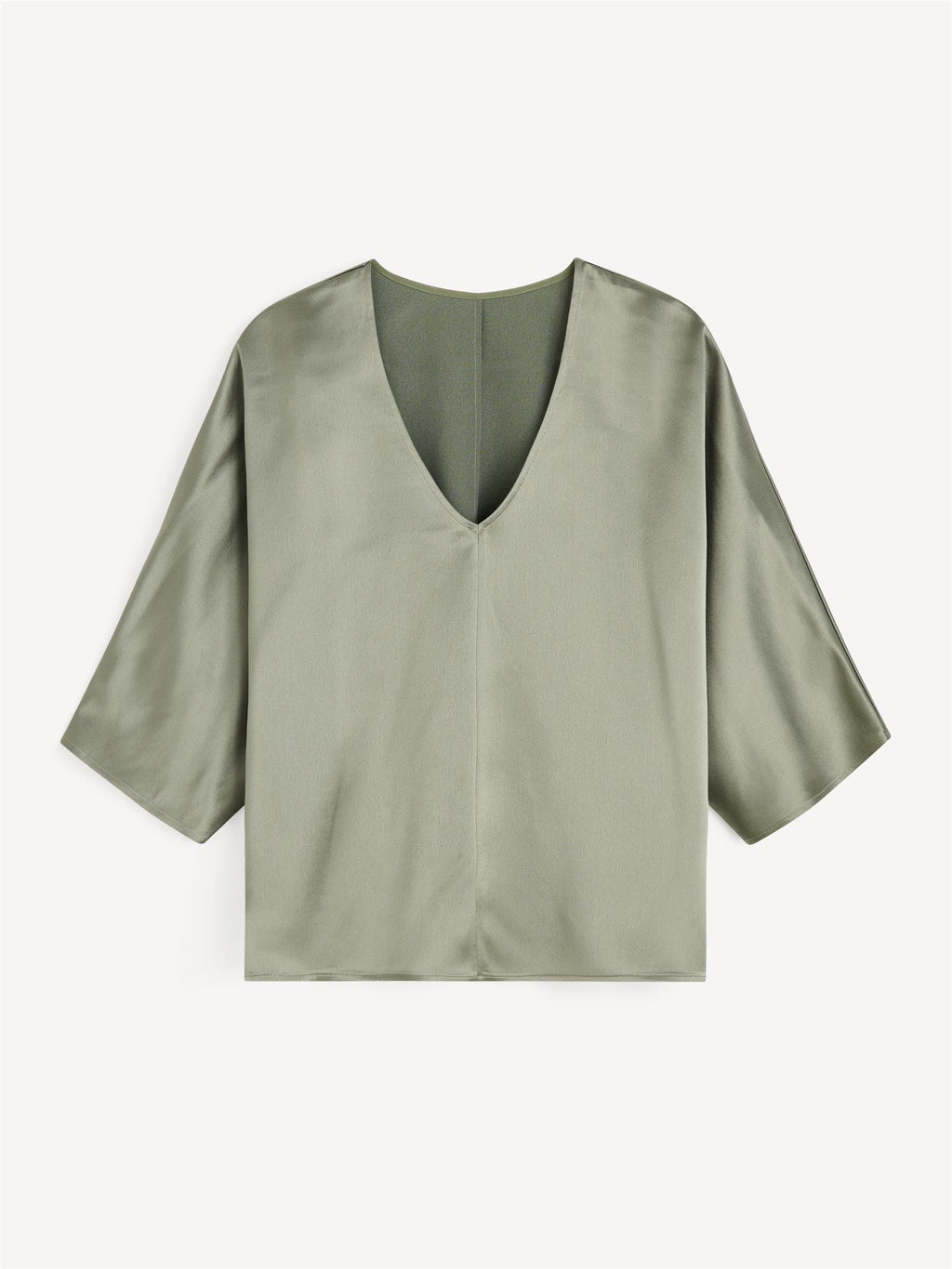 Olivengrønn LUCIA satengbluse fra By Malene Birger i acetat og polyester med v-utringning og albuelange dolman-ermer.