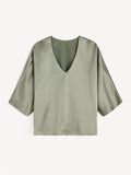 Olivengrønn LUCIA satengbluse fra By Malene Birger i acetat og polyester med v-utringning og albuelange dolman-ermer.