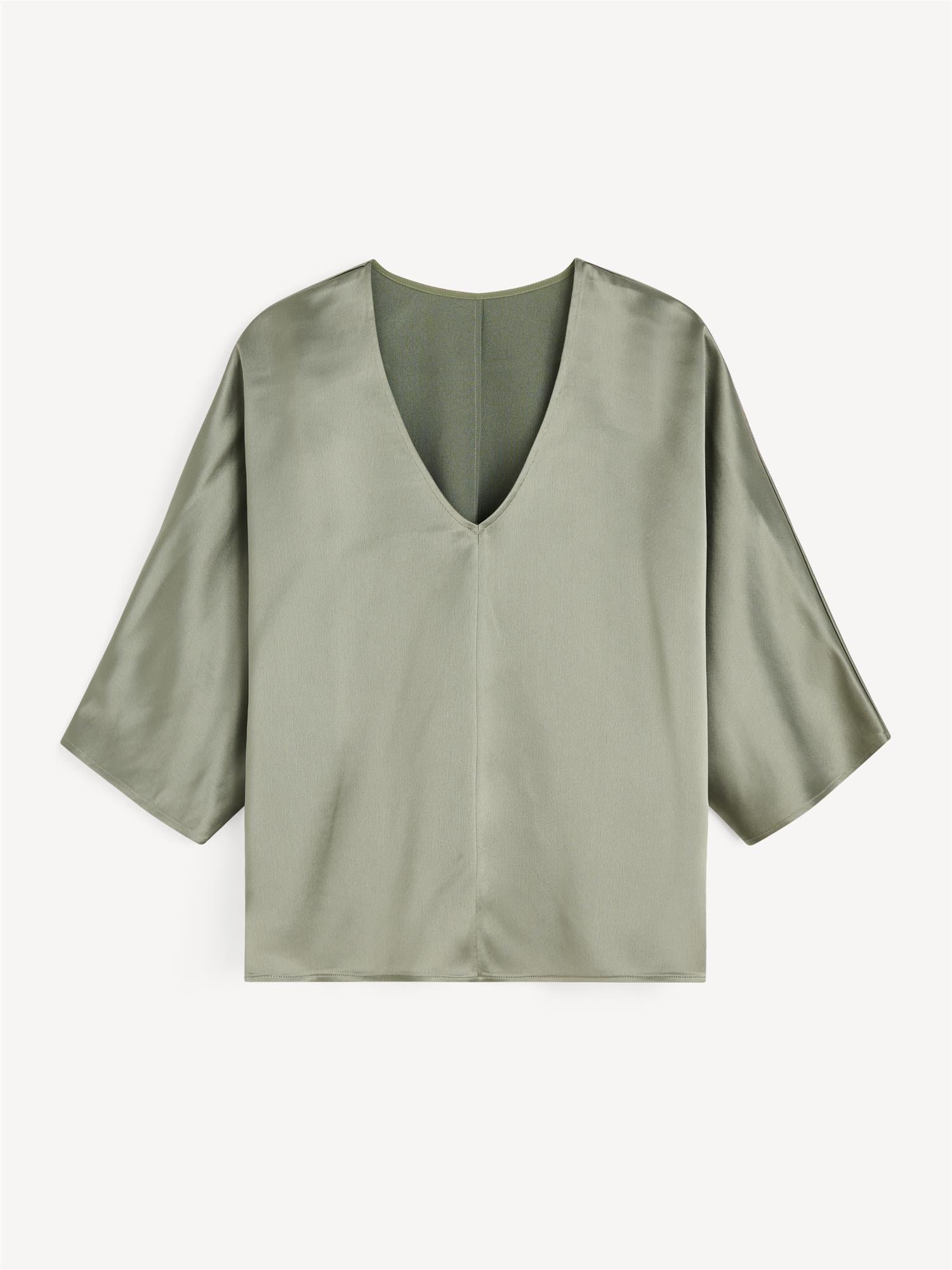 Olivengrønn LUCIA satengbluse fra By Malene Birger i acetat og polyester med v-utringning og albuelange dolman-ermer.