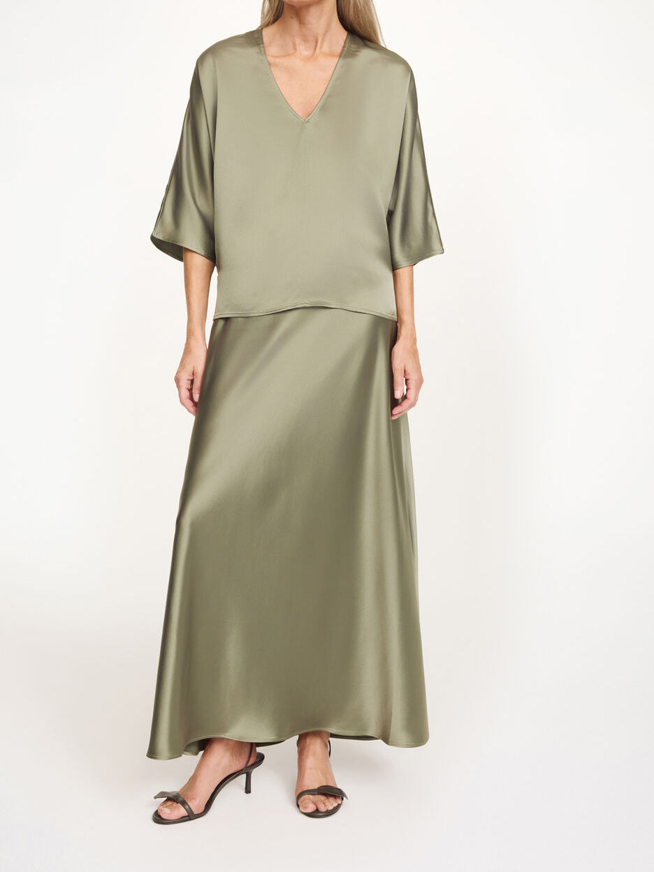 Olivengrønn LUCIA bluse fra By Malene Birger, løs passform med splitt i siden og flaggermus-ermer.