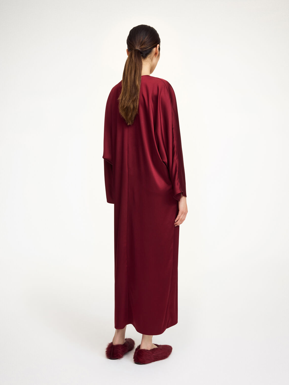 By Malene Birger Lucina ankel-lang satengkjole i burgunder acetat og polyester med v-hals, dolman-ermer og splitt i front.