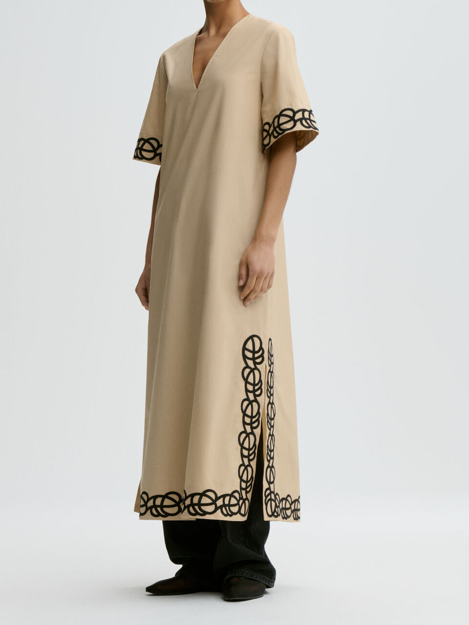 By Malene Birger Lula maxikjole i beige organisk bomull med a-linje, v-utrigning, splitt i siden og swirl-broderi.