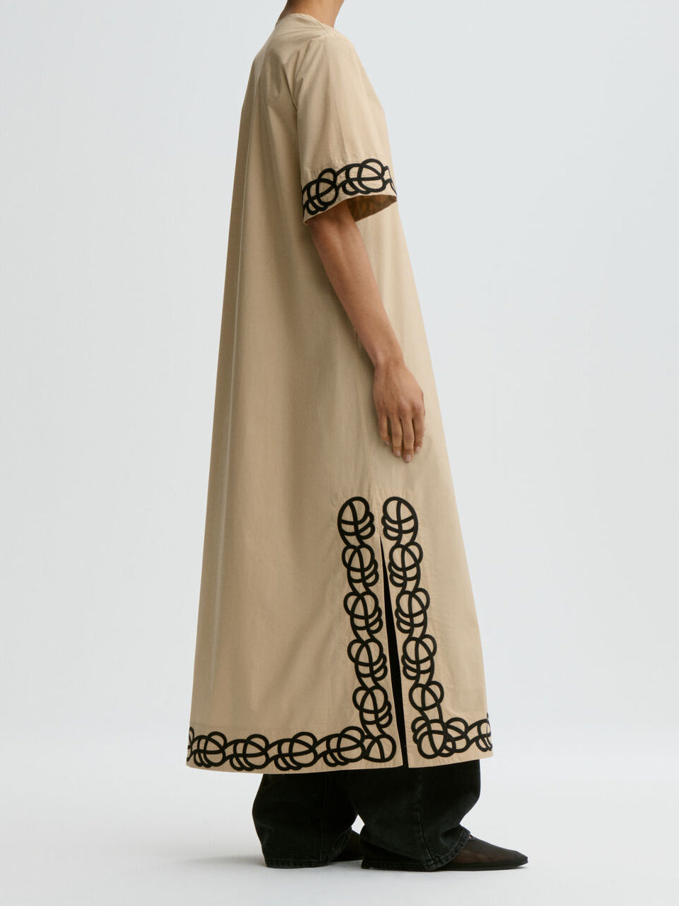 By Malene Birger Lula maxikjole i beige organisk bomull med a-linje, v-utrigning, splitt i siden og swirl-broderi.