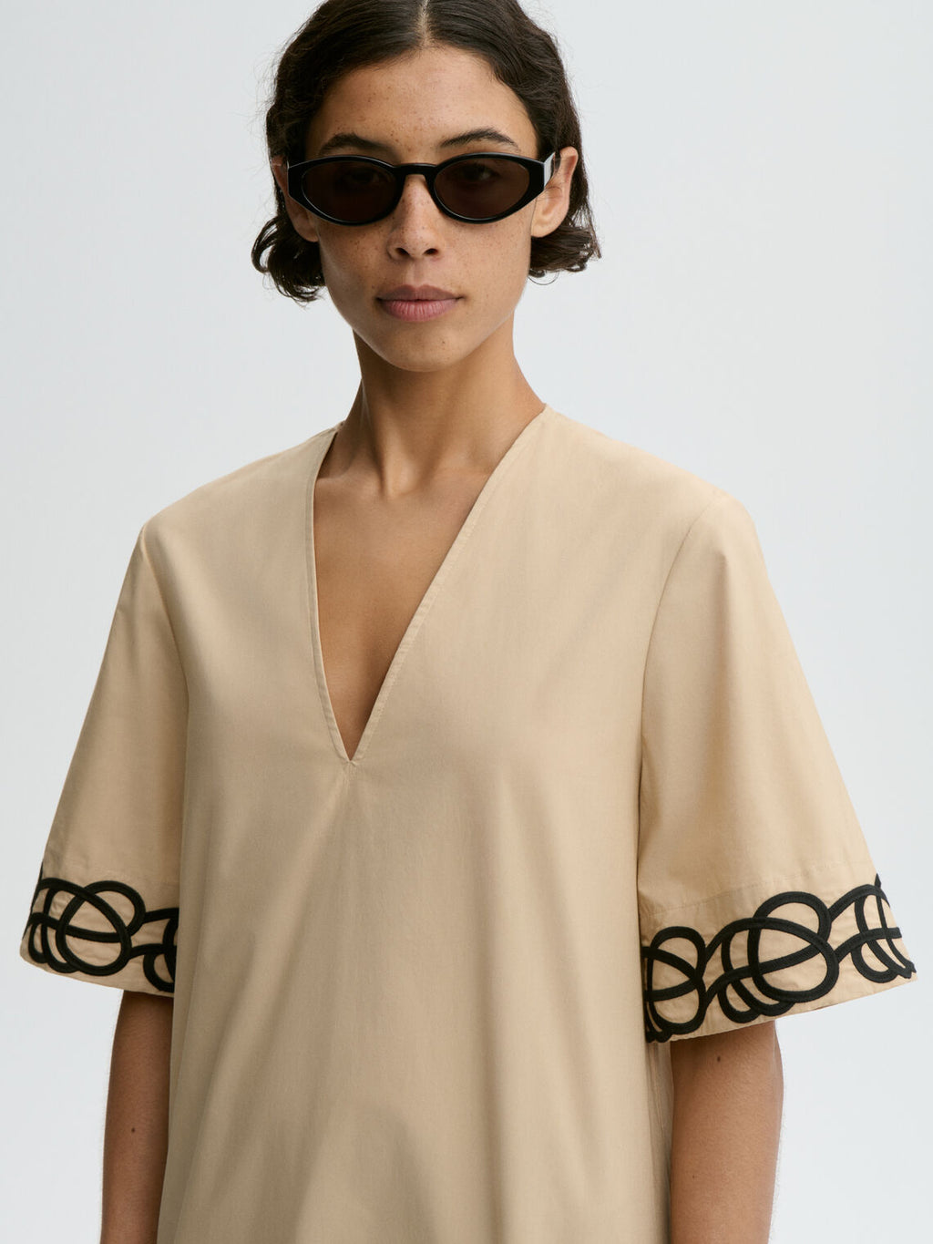 By Malene Birger Lula maxikjole i beige organisk bomull med a-linje, v-utrigning, splitt i siden og swirl-broderi.
