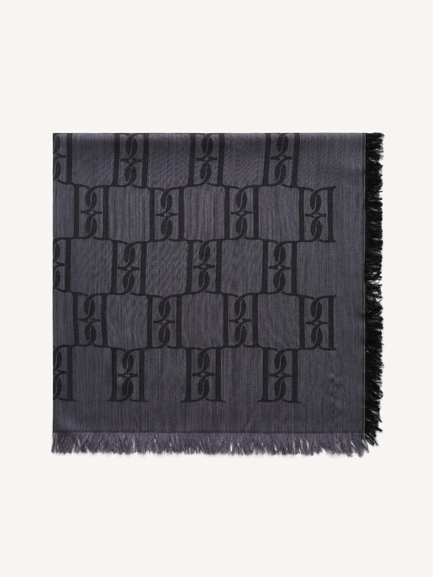 By Malene Birger MALLON skjerf med BB-monogram-print i sort. Lett og glatt tekstur, klassisk rektangulær form.