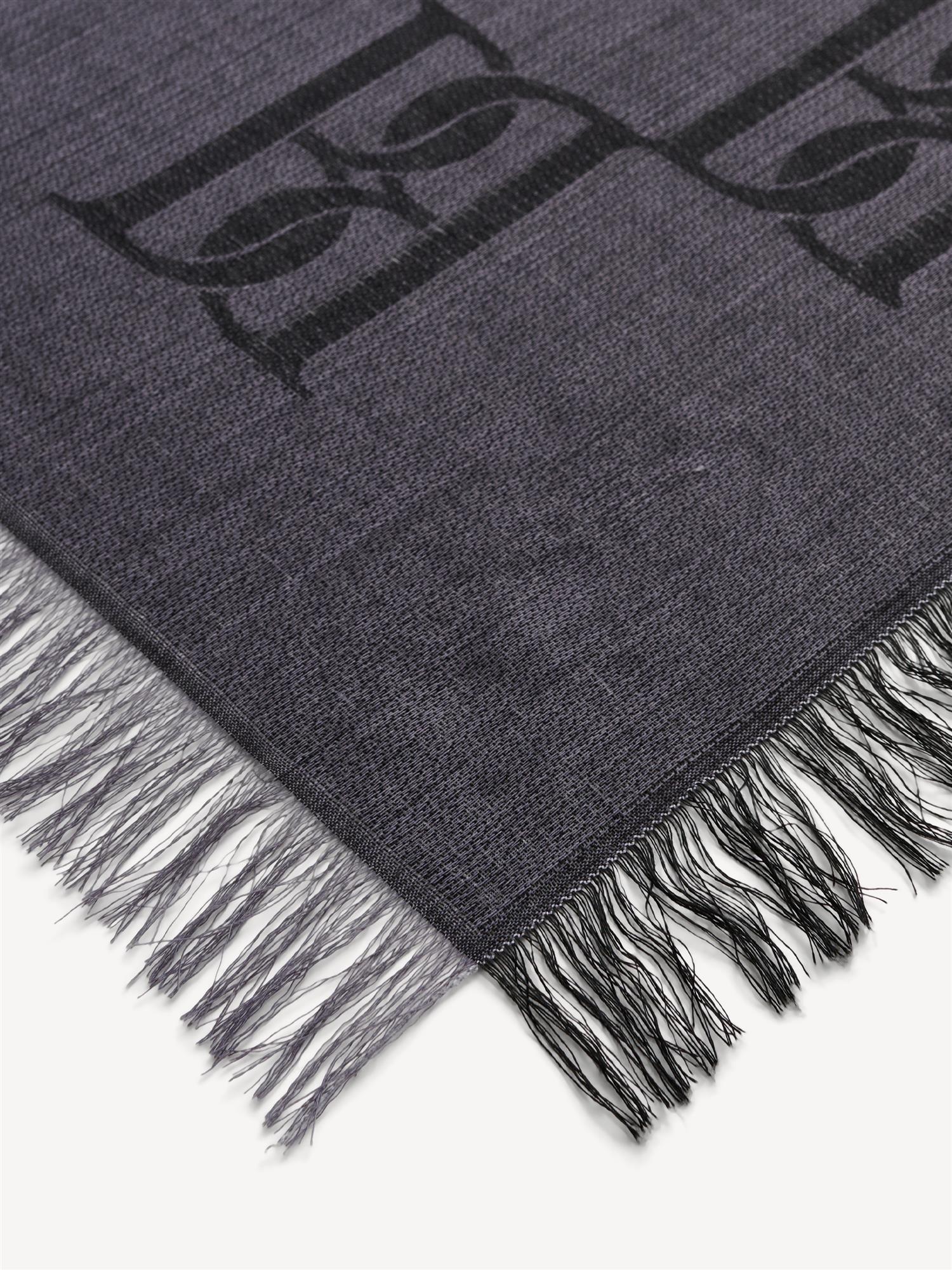 By Malene Birger MALLON skjerf med BB-monogram-print i sort. Lett og glatt tekstur, klassisk rektangulær form.