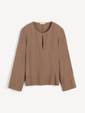 Brun MALUKKA bluse fra By Malene Birger i viskose med v-utringning, hempe i halsen, splitt i siden og rette løse ermer.