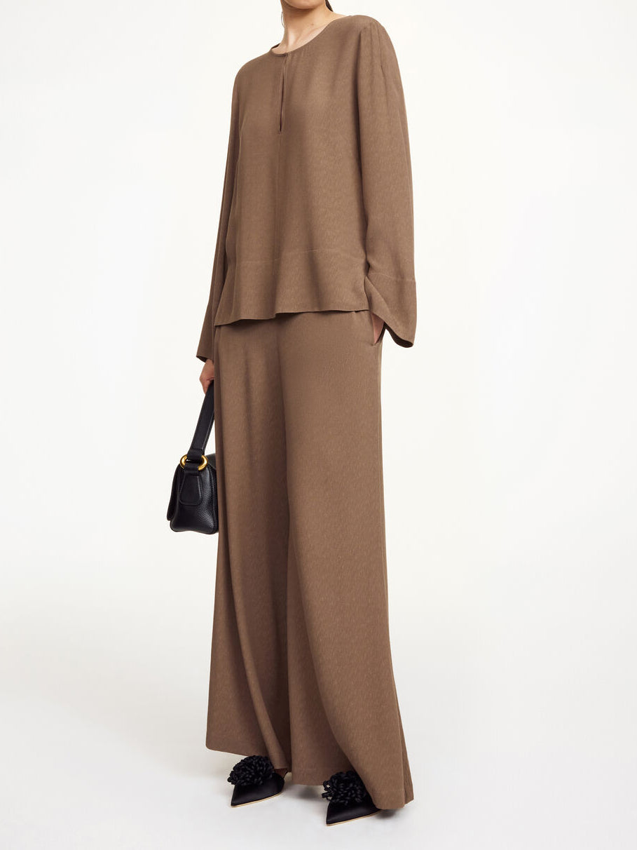 Brun MALUKKA bluse fra By Malene Birger i viskose med v-utringning, hempe i halsen, splitt i siden og rette løse ermer.