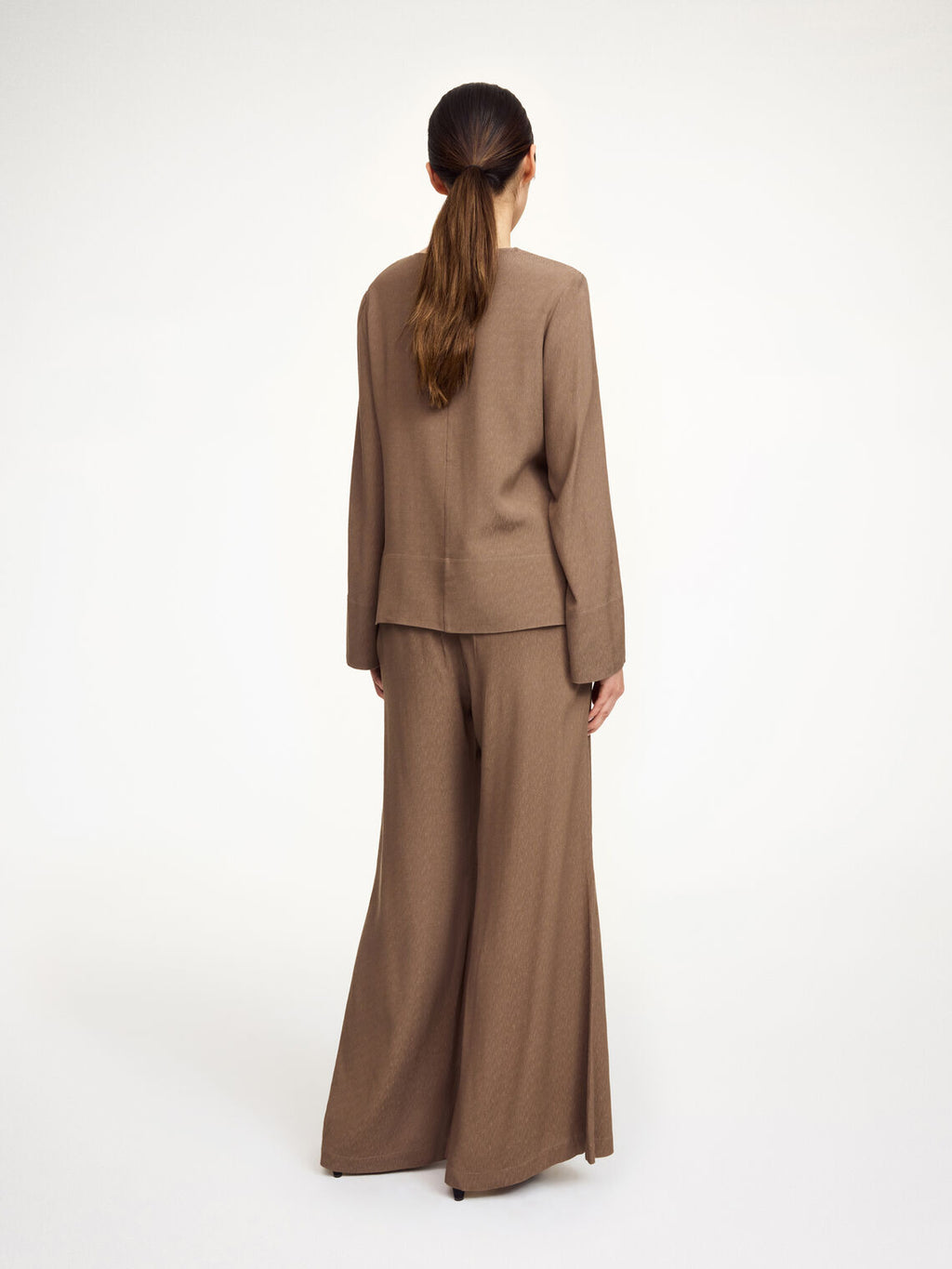 Brun MALUKKA viskosebluse fra By Malene Birger, normal passform med splitt i siden og lukking med hempe.