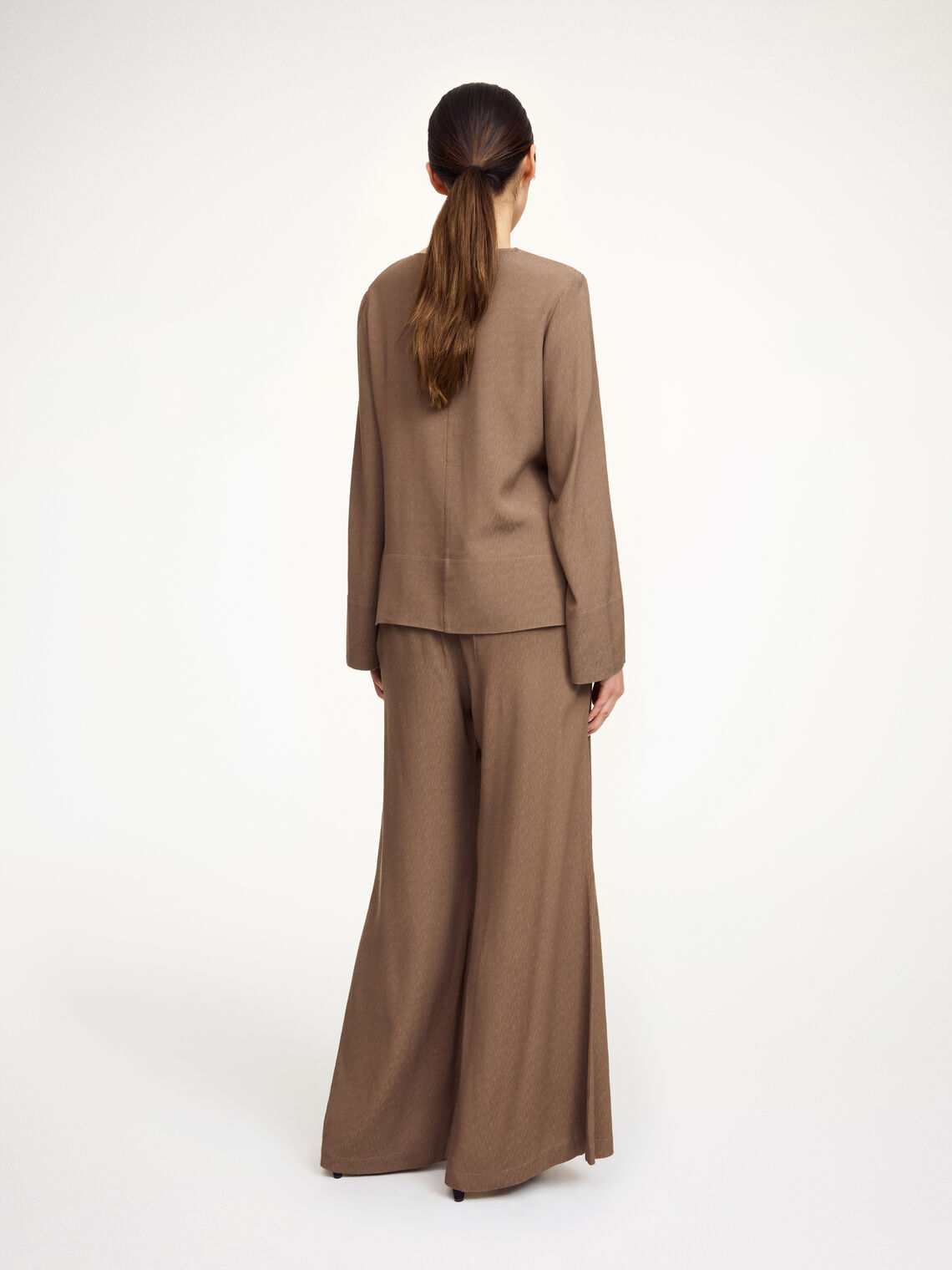 Brun MALUKKA viskosebluse fra By Malene Birger, normal passform med splitt i siden og lukking med hempe.