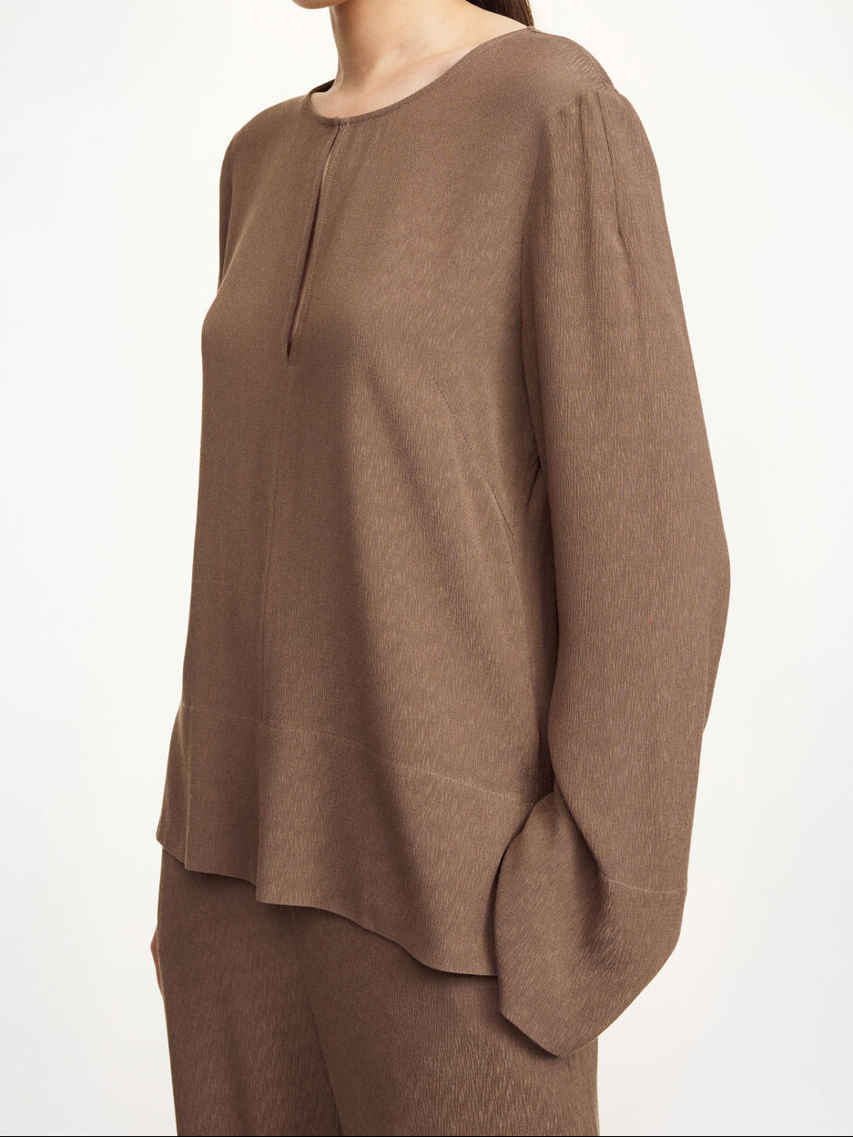 Brun MALUKKA viskosebluse fra By Malene Birger, normal passform med splitt i siden og lukking med hempe.