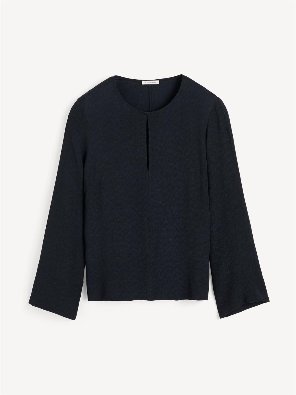 Sort MALUKKA bluse fra By Malene Birger i viskose med v-utringning, hempe i halsen, splitt i siden og rette løse ermer.
