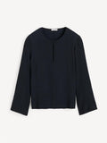 Sort MALUKKA bluse fra By Malene Birger i viskose med v-utringning, hempe i halsen, splitt i siden og rette løse ermer.