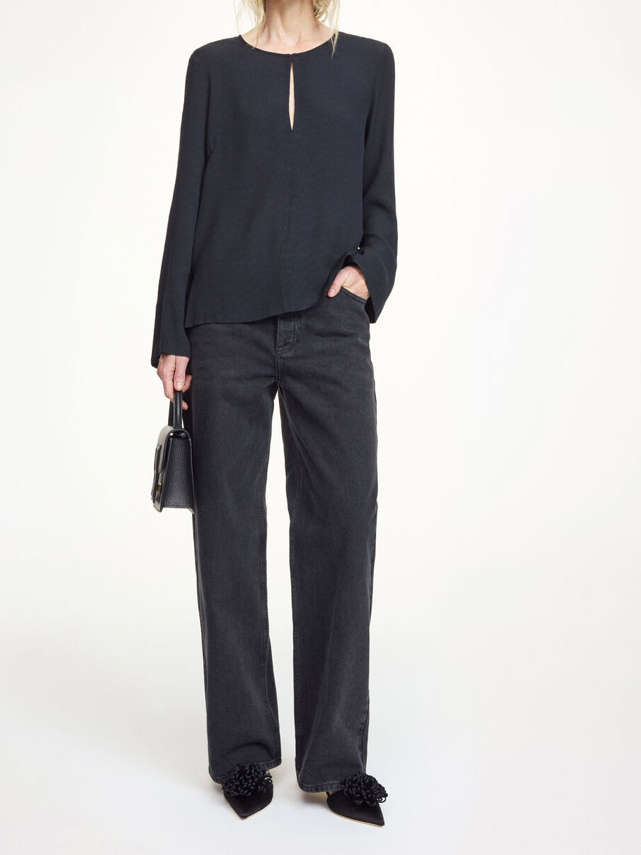 Sort MALUKKA bluse fra By Malene Birger i viskose med v-utringning, hempe i halsen, splitt i siden og rette løse ermer.