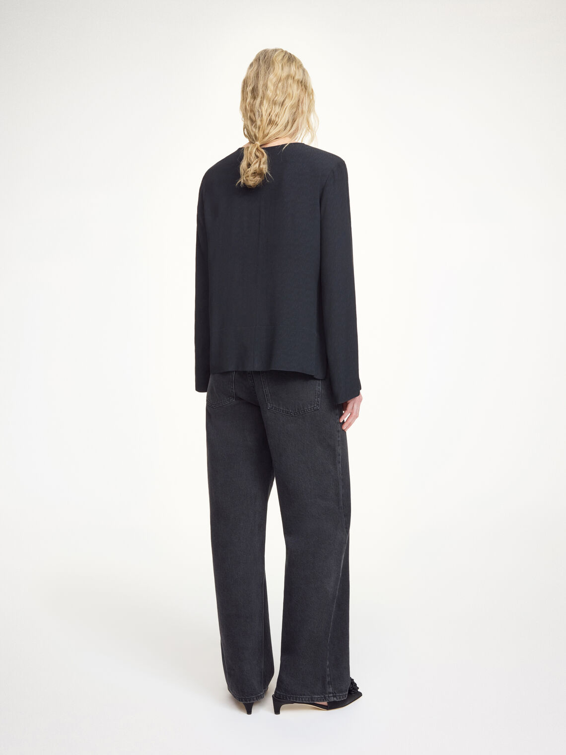 Sort MALUKKA viskosebluse fra By Malene Birger, normal passform med splitt i siden og lukking med hempe.