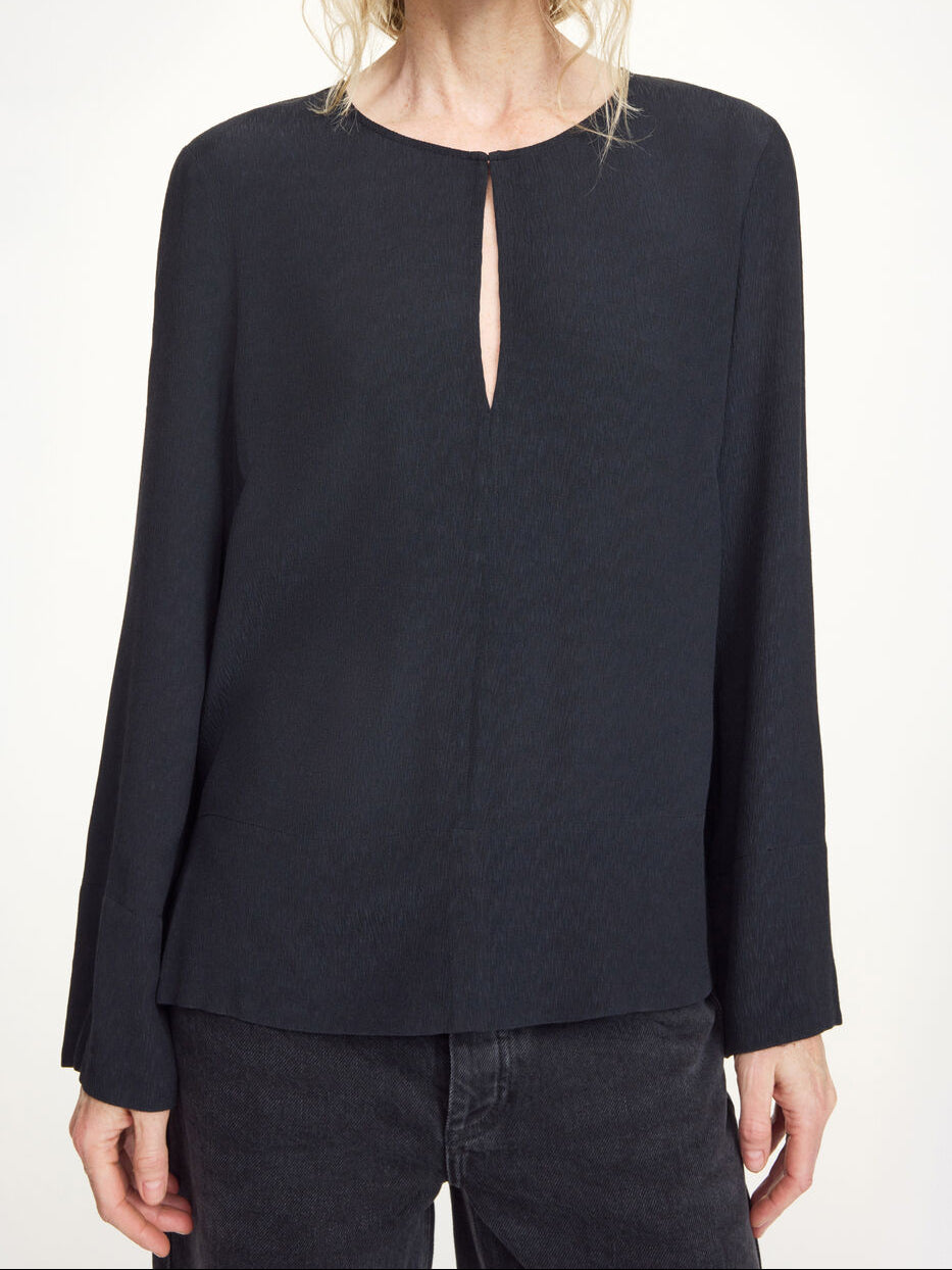 Sort MALUKKA viskosebluse fra By Malene Birger, normal passform med splitt i siden og lukking med hempe.
