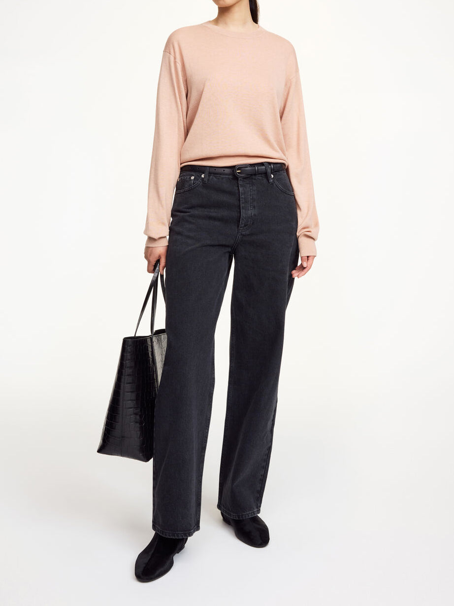 Delikat og tynn Mantea genser i fargen rosa fra By Malene Birger, laget i en miks av lyocell, ull og silke. Genseren har en fin rund hals, lange ermer med nette avslutninger og et lite monogram-broderi på armen.