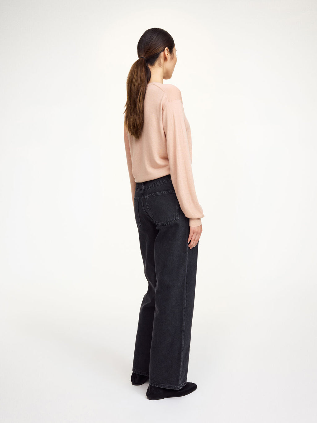 Delikat og tynn Mantea genser i fargen rosa fra By Malene Birger, laget i en miks av lyocell, ull og silke. Genseren har en fin rund hals, lange ermer med nette avslutninger og et lite monogram-broderi på armen.