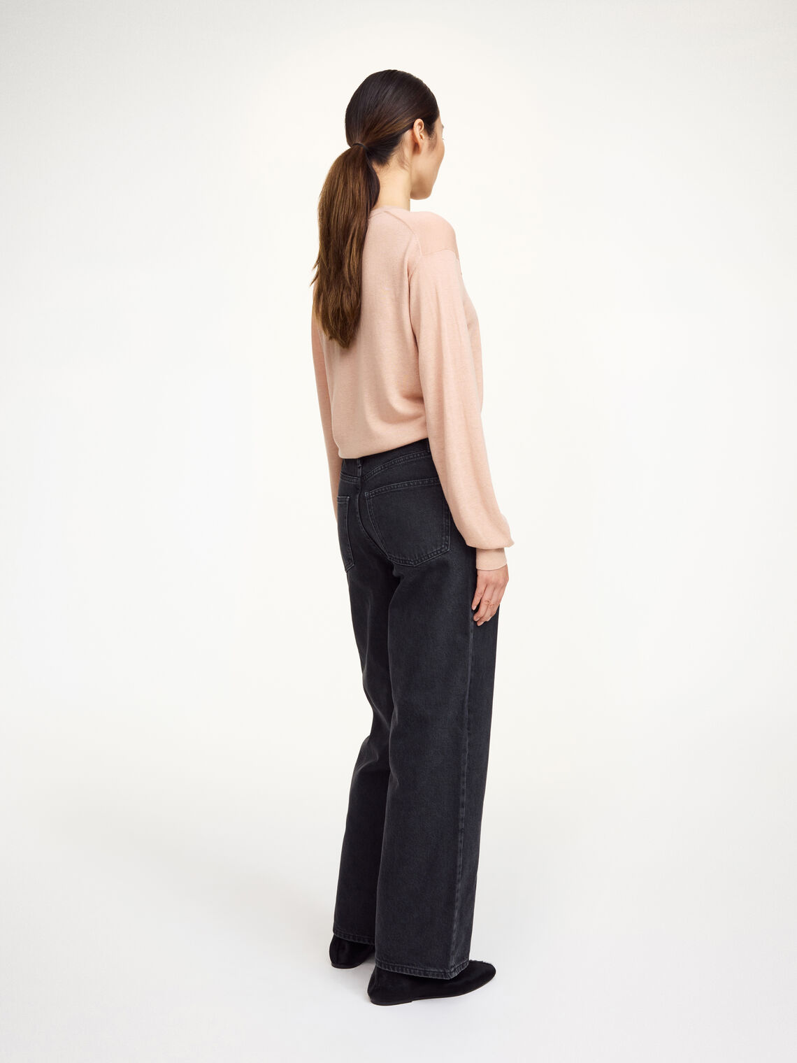 Delikat og tynn Mantea genser i fargen rosa fra By Malene Birger, laget i en miks av lyocell, ull og silke. Genseren har en fin rund hals, lange ermer med nette avslutninger og et lite monogram-broderi på armen.