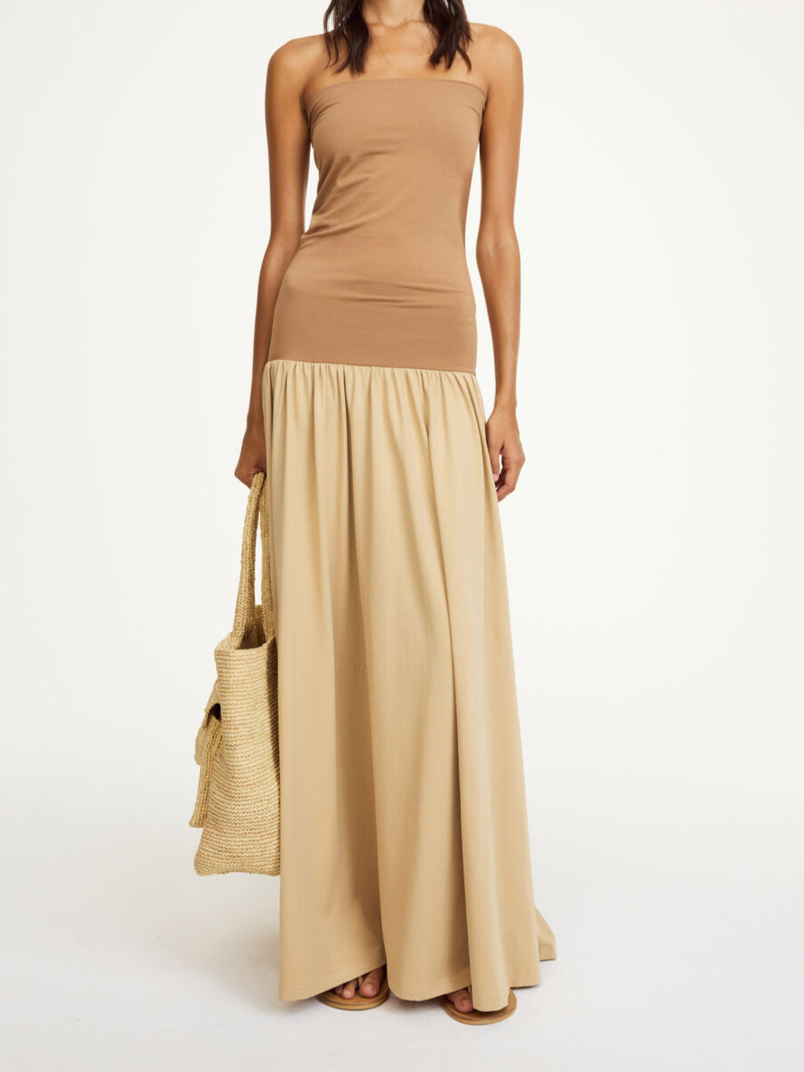 By Malene Birger Marciella kjole i beige organisk bomull og elastan, nedbrettbar tubetopp og voluminost skjort.