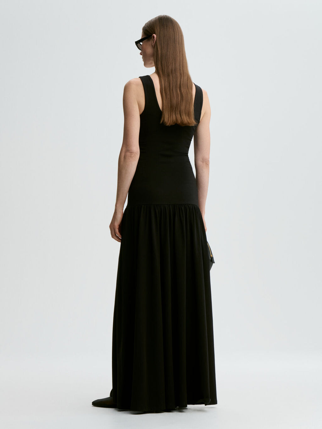 By Malene Birger Marcielle kjole i sort organisk bomull og elastan med elastisk overdel og voluminost skjort.