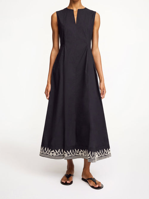 By Malene Birger Margrethe kjole i sort organisk bomull med v-utrigning, innsvinget midje og broderte detaljer.