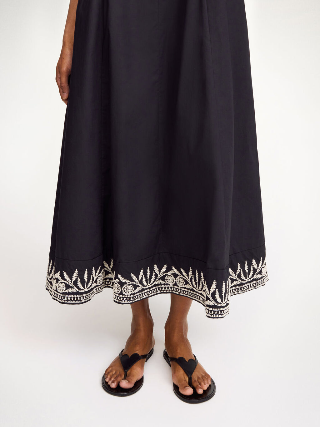 By Malene Birger Margrethe kjole i sort organisk bomull med v-utrigning, innsvinget midje og broderte detaljer.