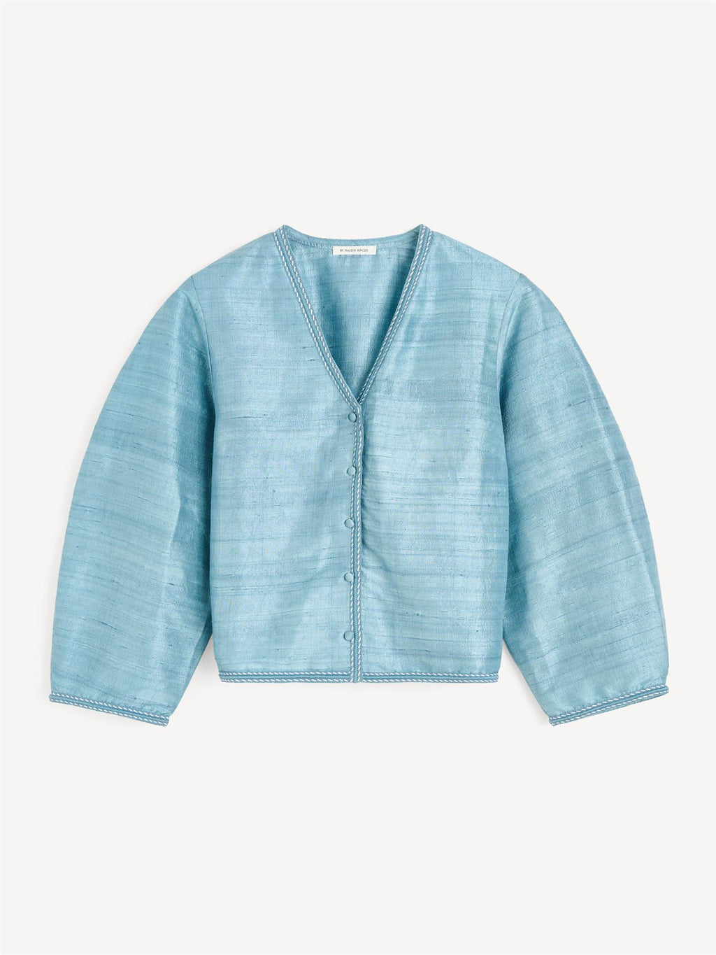 Lyseblå MINEAS bluse fra By Malene Birger i 100% thai silke med strukturert kvalitet, v-utringning og knapper i front.