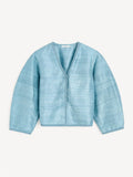 Lyseblå MINEAS bluse fra By Malene Birger i 100% thai silke med strukturert kvalitet, v-utringning og knapper i front.