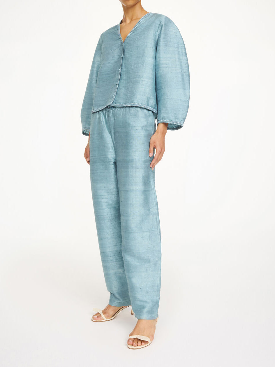 Lyseblå MINEAS silkebluse fra By Malene Birger sett forfra med knapper og kontrastsømmer.