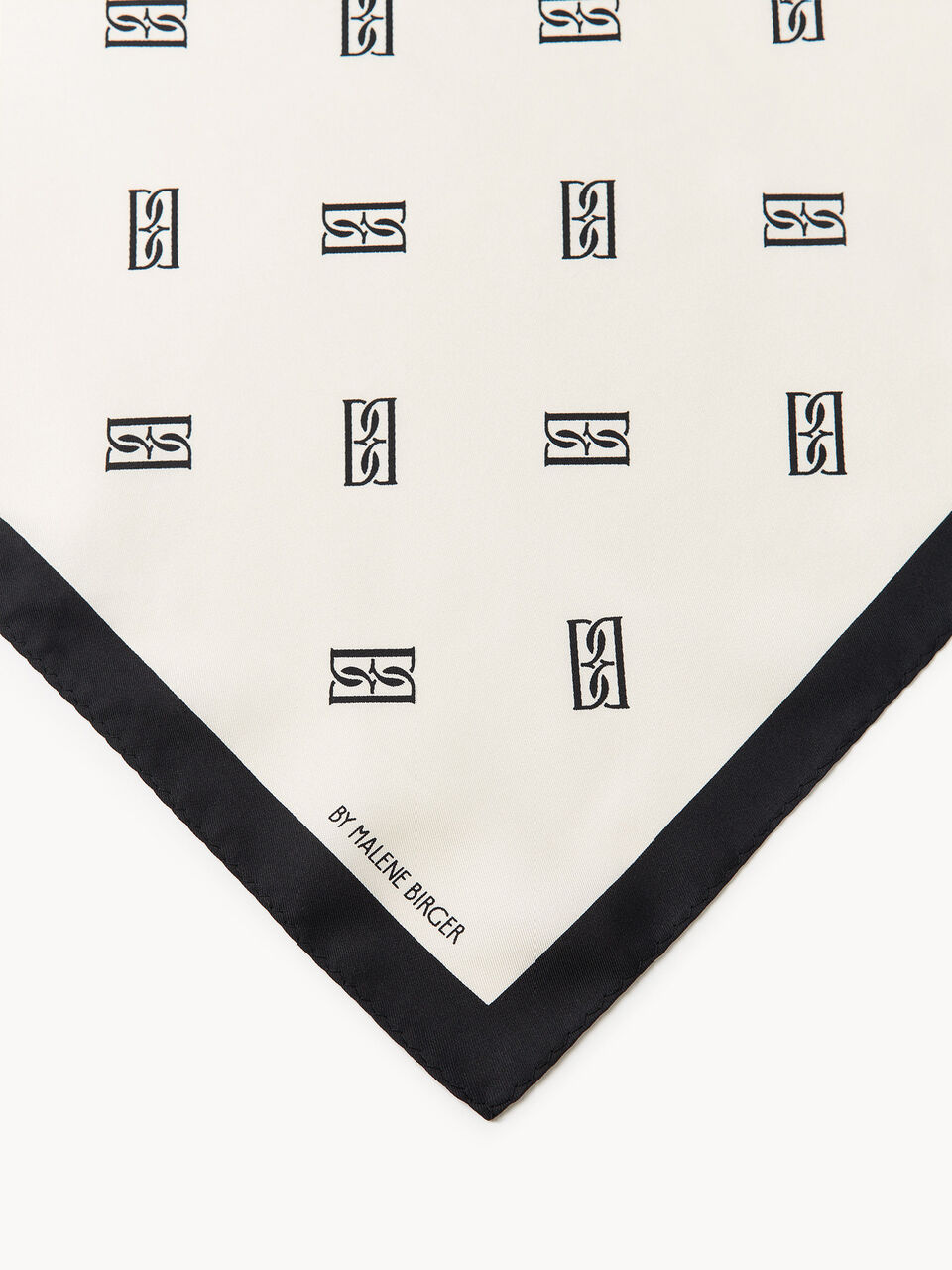 By Malene Birger MONNIS silkeskjerf i hvit med BB-monogram-print. Glatt og lett tekstur med klassisk rektangulær form.