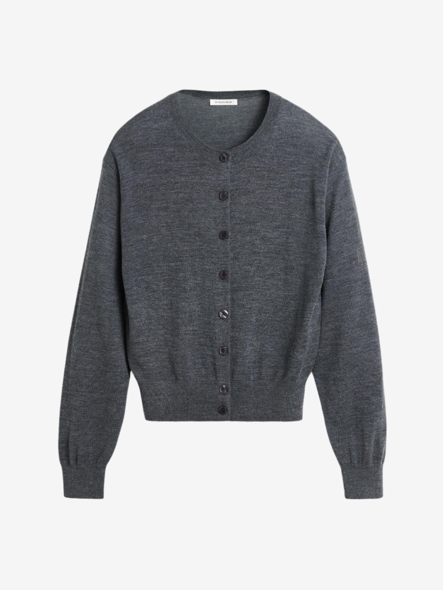 Koksgrå MONTIE cardigan i 100% merinoull med ribbestrikkede kanter, rund hals og knapperekke hele veien i front.