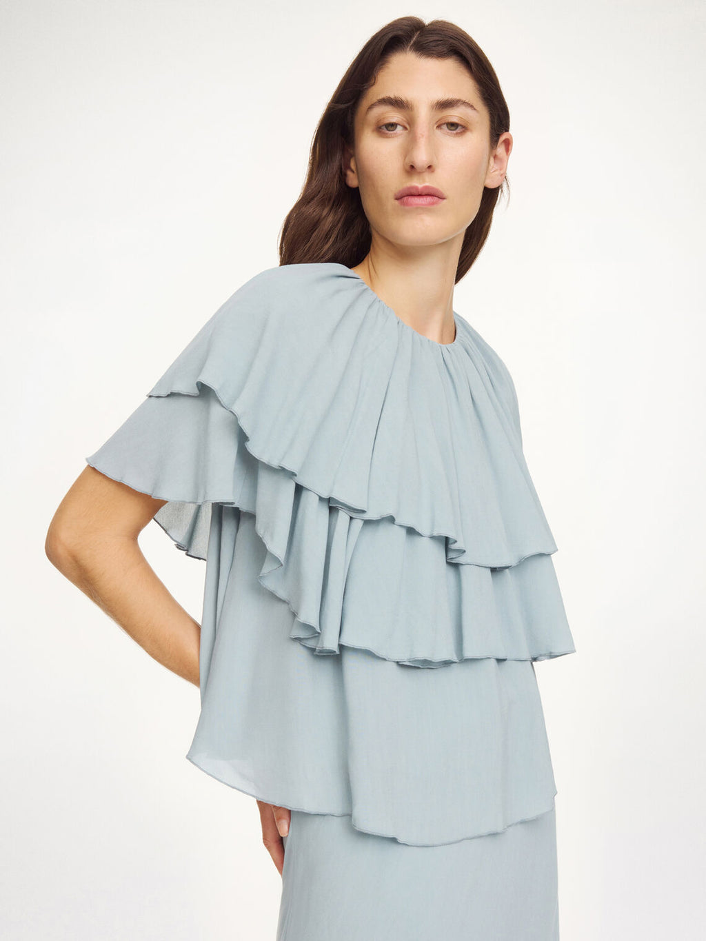 Lyseblå NINA chiffon bluse fra By Malene Birger, detaljbilde av flerelags stoff og transparent kvalitet.