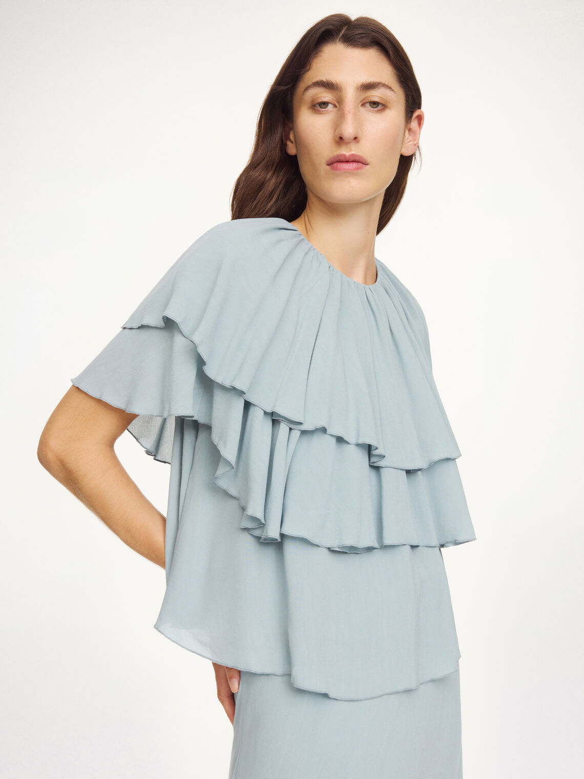 Lyseblå NINA chiffon bluse fra By Malene Birger, detaljbilde av flerelags stoff og transparent kvalitet.