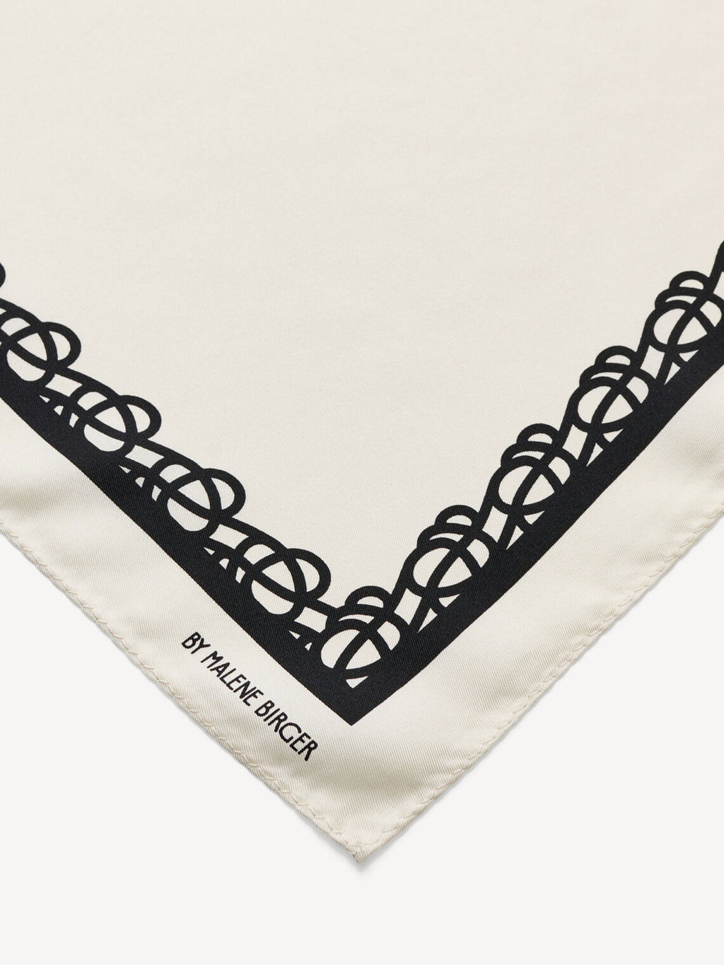 By Malene Birger OLLA silkeskjerf i hvit med Swirl-print. Glatt og lett tekstur med elegant svingete mønster.