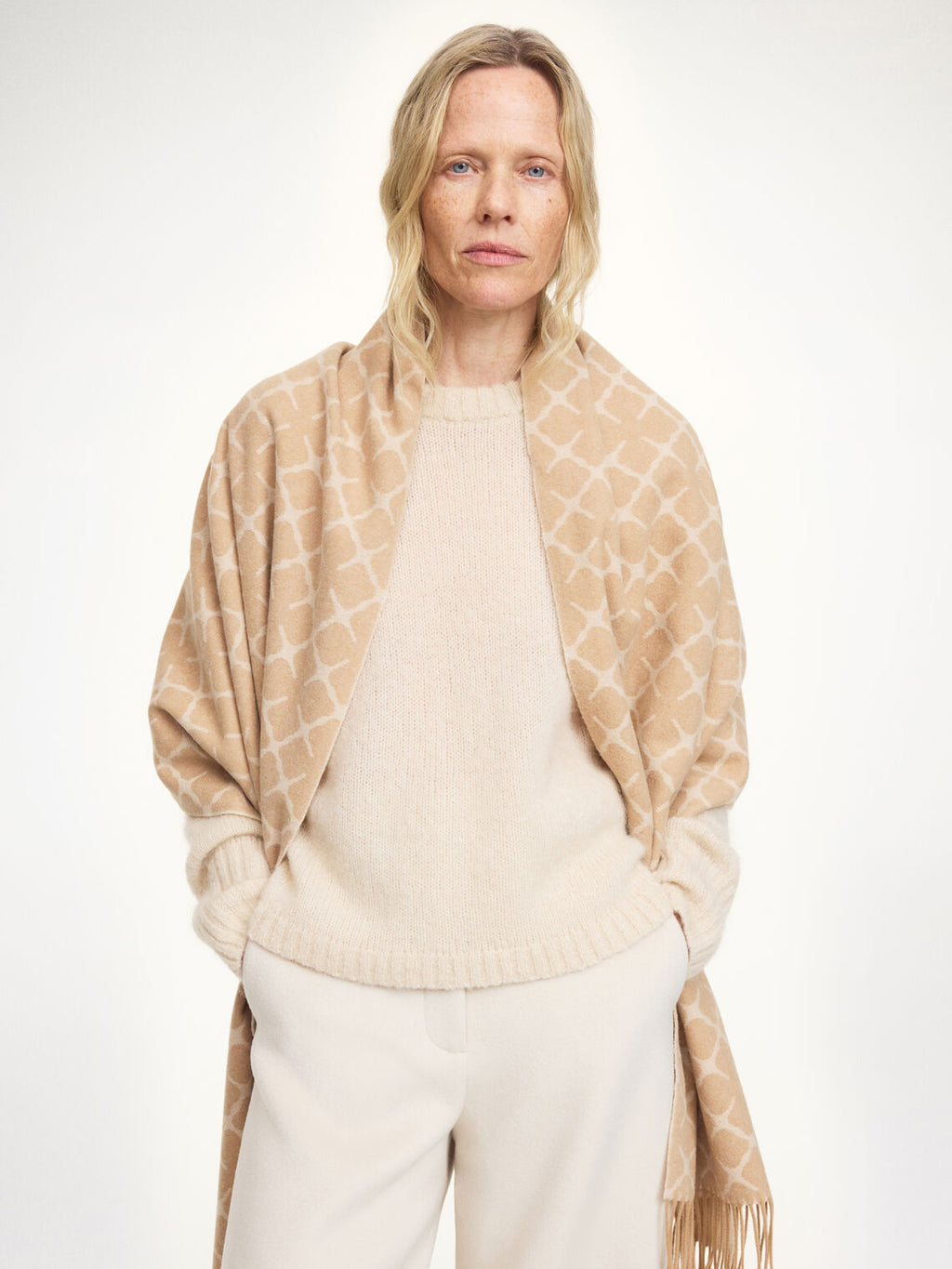 By Malene Birger ORTEGA ullskjerf i beige ull og kasjmir. Myk og varm tekstur med klassisk ensfarget design.