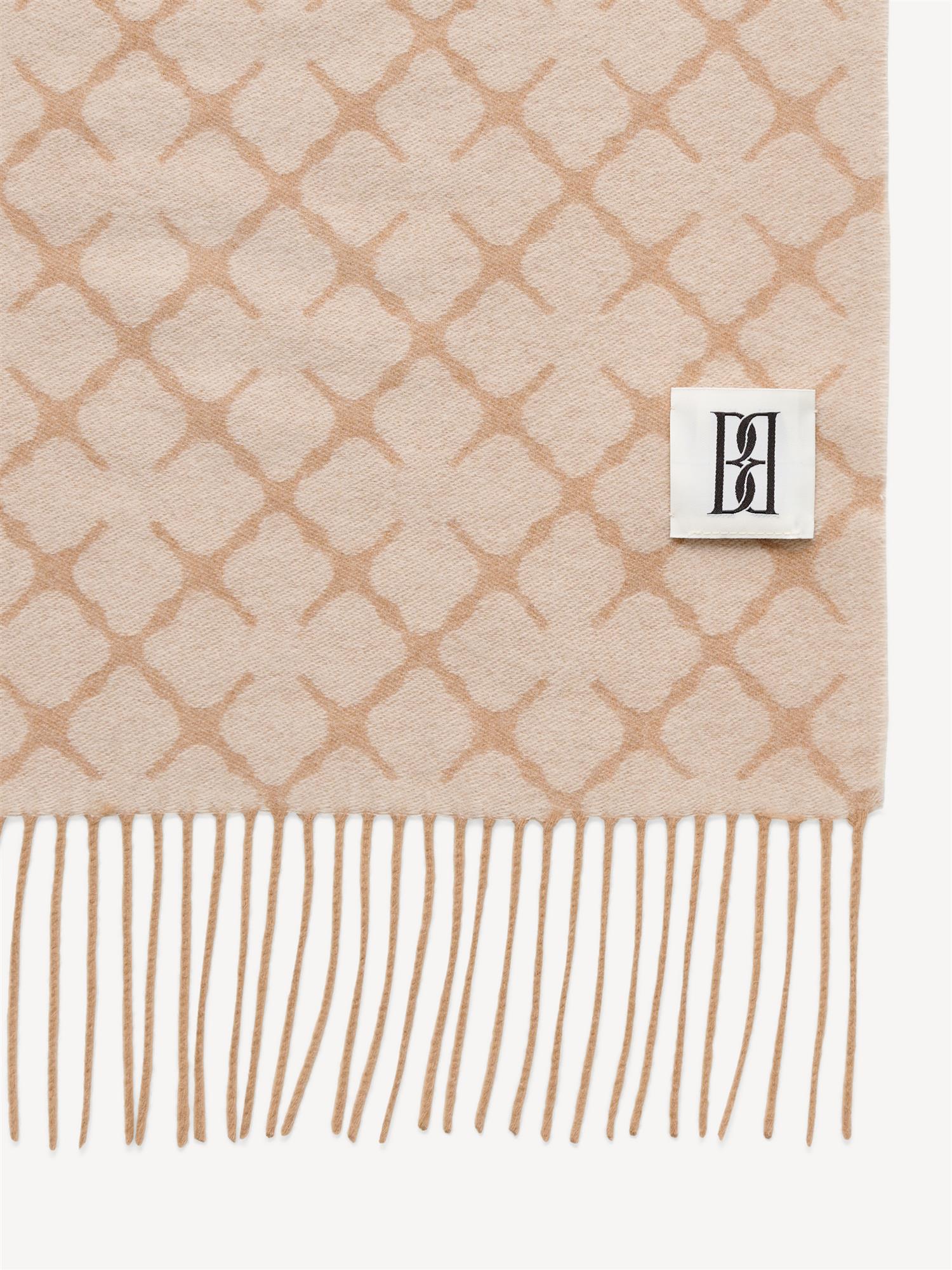 By Malene Birger ORTEGA ullskjerf i beige ull og kasjmir. Myk og varm tekstur med klassisk ensfarget design.