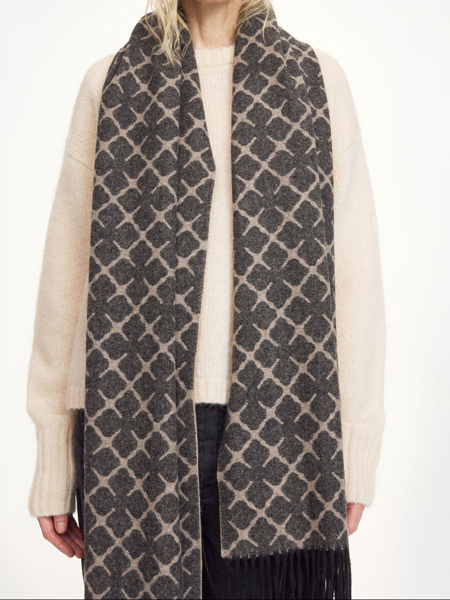 By Malene Birger ORTEGA ullskjerf i beige og brun stripet. Myk og varm tekstur med klassisk to-farget design.