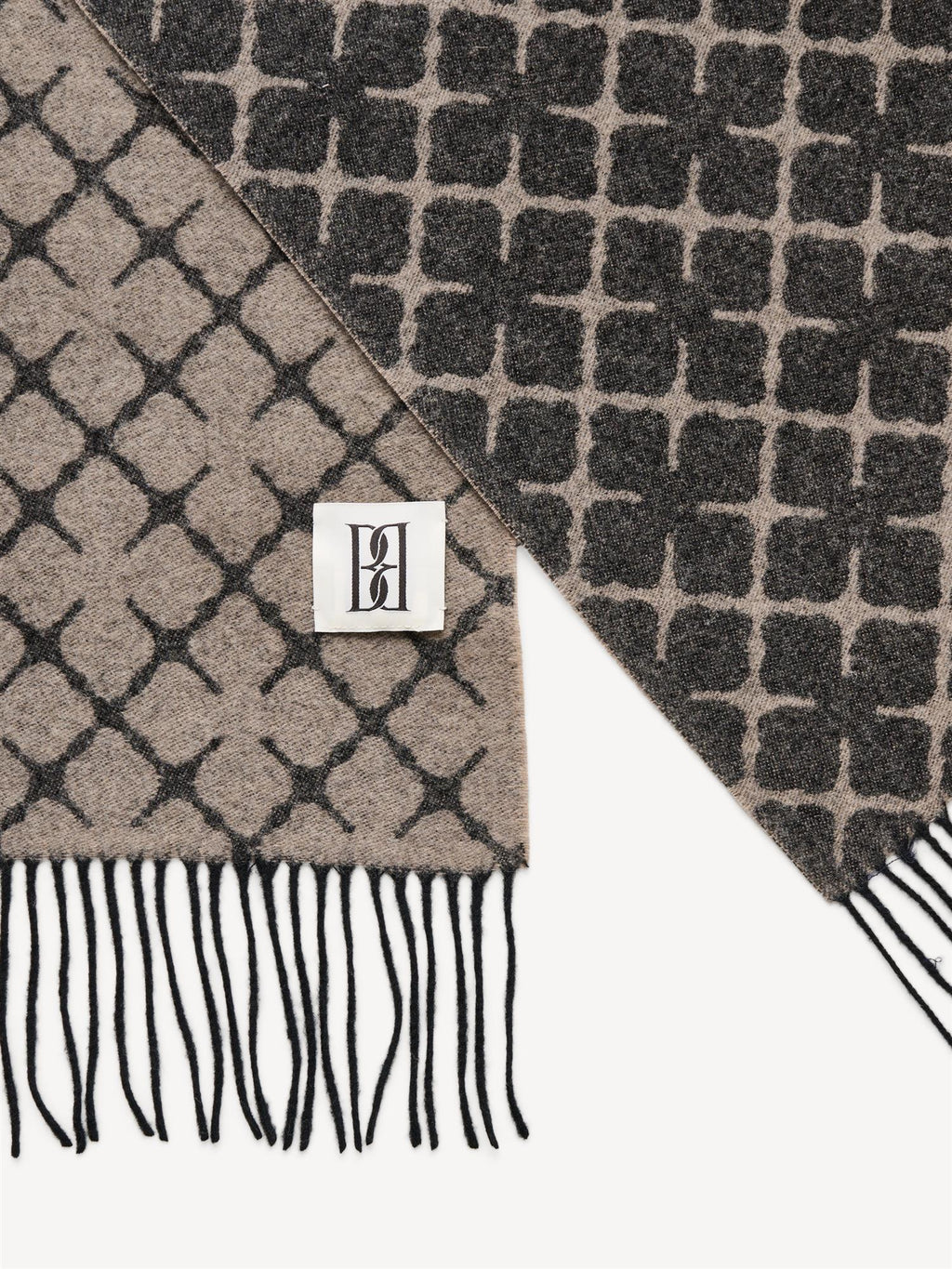 By Malene Birger ORTEGA ullskjerf i beige og brun stripet. Myk og varm tekstur med klassisk to-farget design.